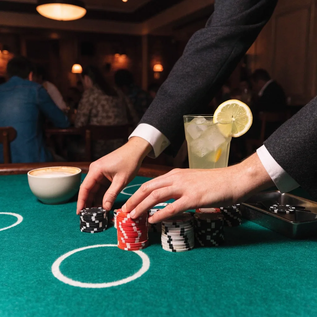 Pohled do pokerové herny před otevřením večerního turnaje